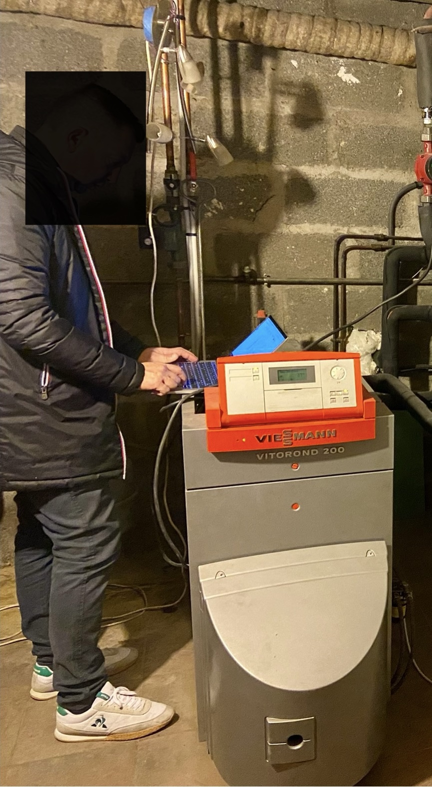 Technicien réalisant un diagnostic sur une chaudière Viessmann